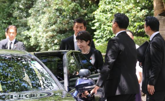 지난 8월 15일 다카이치 사나에 일본 경제안보담당상이 일본 패전일을 맞아 태평양전쟁 A급 전범이 합사된 도쿄 지요다구 야스쿠니신사를 참배한 후 차량에 탑승하고 있다. 연합뉴스