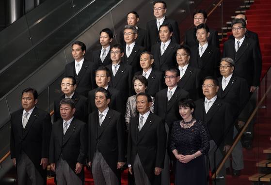 아베 신조 일본 총리(맨 앞줄 가운데)가 지난 2019년 새 내각 각료(장관)들과 총리 관저에서 기념촬영을 하고 있다. 맨 오른쪽이 다카이치. EPA=연합뉴스