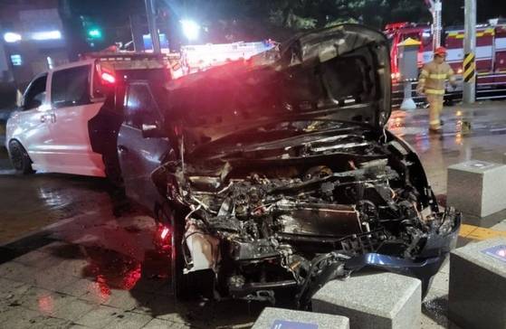 경기 화성서부경찰서는 차량 3대를 들이받는 사고를 낸 혐의로 40대 여성 운전자 A씨를 입건해 조사하고 있다고 8일 밝혔다. 경기도소방재난본부 =뉴스1