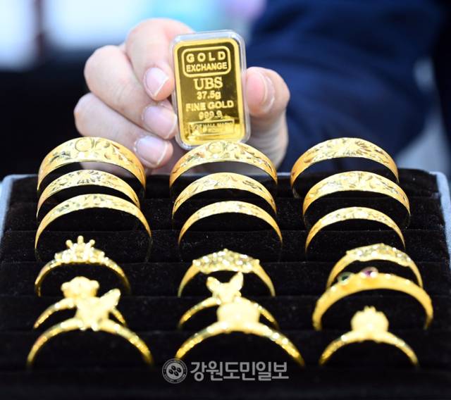 ▲ 최근 금값이 고공행진을 보이고 있는 가운데 17일 춘천의 한 금은방에는 한 손님이 골드바를 고르고 있다. 서영