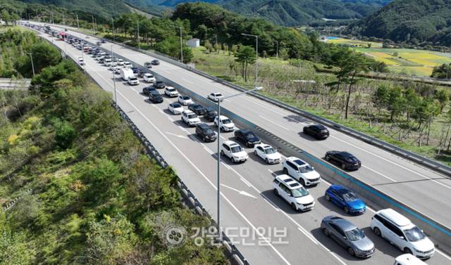 ▲ 추석 대체공휴일인 8일 서울양양고속도로 서울방면 내촌IC 주변이 귀경차량들로 정체를 빚고 있다. 김정호 기자