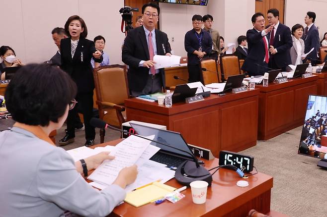 지난달 30일 국회 법제사법위원회에서 더불어민주당 주도로 대법원 현장검증 실시계획서가 채택되려 하자 나경원 의원 등 국민의힘 소속 의원들이 항의하며 회의장을 이탈하고 있다. /사진=연합뉴스