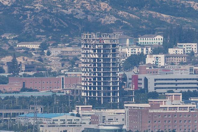 경기도 파주시 도라전망대에서 바라본 서부전선 비무장지대(DMZ)와 개성공단 일대에서 개성공단지원센터가 뼈대를 드러낸 채 방치되어 있다. /사진=연합뉴스