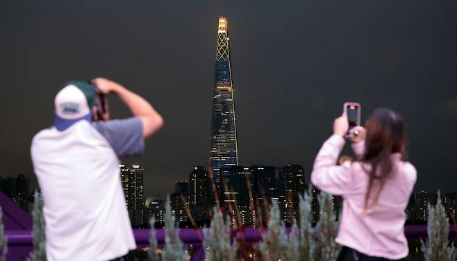 추석 연휴인 5일 서울 송파구 롯데월드타워 외벽에 추석을 맞아 달토끼 콘텐츠 미디어파사드가 송출되고 있다. 롯데월드타워는 오늘부터 7일까지 노란 보름달을 배경으로 두 마리의 달토끼가 방아를 찧는 모습과 타워 꼭대기 크라운에 보름달을 상징하는 노란빛을 연출해 한가위의 풍요로움을 전한다. 연합뉴스