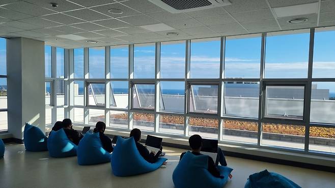 제주서 워케이션 중인 직원들. 제주도 제공