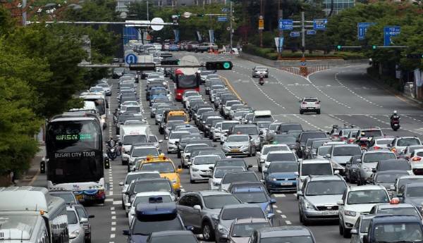 도로에서 주행 중인 차량들. 사진은 특정 기사와 관련 없음.