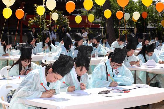 Citizens take part in a Hangul Day writing competition event for multicultural families living in Daegu on Oct. 1. [NEWS1]
