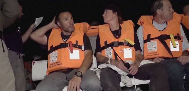 8일(현지시간) 이스라엘군에 나포된 구호선단 활동가들. 연합뉴스