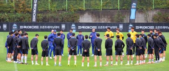 훈련 설명하는 홍명보 감독. 사진[연합뉴스]