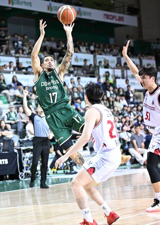 슛 시도하는 이선 알바노. 사진[연합뉴스]
