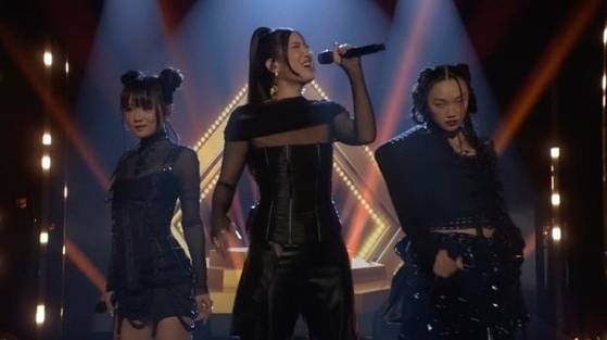 넷플릭스 '케이팝 데몬 헌터스'에서 주인공 헌트릭스의 노래를 부른 가수들이 미국 NBC 인기 토크쇼 '더 투나잇 쇼 스타링 지미 팰런'에 출연한 모습 / 사진='더 투나잇 쇼 스타링 지미 팰런' 유튜브 캡처