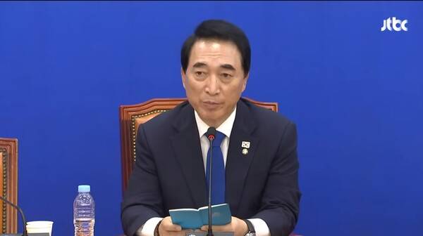 ▲박수현 더불어민주당 수석대변인이 8일 추석민심 기자간담회에서 최근 이재명 대통령 부부의 화재 직후 JTBC 냉장고를 부탁해 출연에 대해 비판공세에 나선 국민의힘을 빗대어 독버섯처럼 고개를 쳐들고 올라온다고 표현하고 있다.사진=JTBC 영상 갈무리