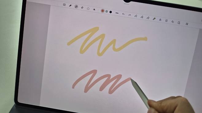 S펜의 육각형 디자인 덕분에 필기감이 한층 향상됐다. 드로잉 시에도 종이에 그리는 듯한 자연스러운 감각이 묻어났다. <사진= 고민서 기자>