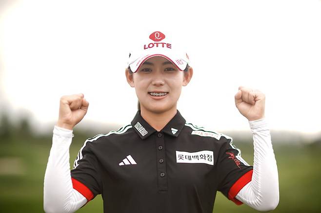 황유민이 두 팔을 들어 올리면서 미소 짓고 있다. LPGA 롯데 챔피언십에서 우승해 내년에 LPGA 무대를 누빌 자격을 얻은 그는 향후 국가대표로 올림픽에 출전하겠다는 포부를 밝혔다. 박태성 골프사진전문기자 제공
