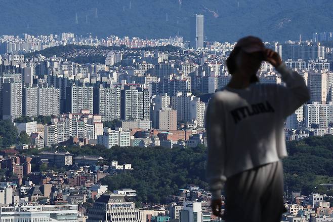 서울 등 수도권 집값이 다시 가파른 오름세를 보이는 가운데 8일 서울 남산에서 바라본 아파트 및 주택단지들. [사진 출처=연합뉴스]