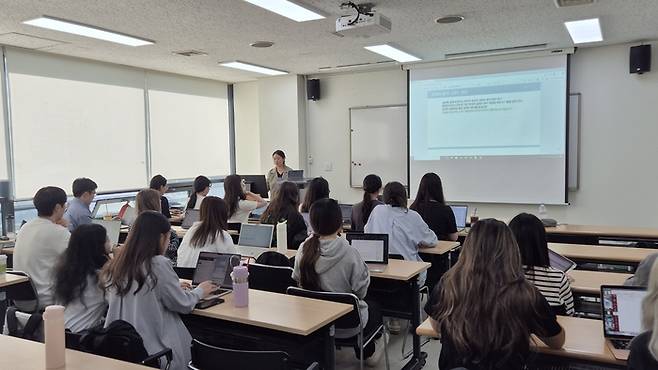 22일 서울 성북구 고려대 국제관에서 국어국문학과 대학원 재학생들과 최은지 고려대 국어국문학과 교수가 ‘한국어문화교육학 특수연구’ 수업을 진행하고 있다. [이수민 기자]