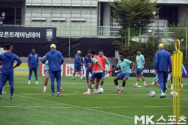 비니시우스(사진 오른쪽)를 비롯한 브라질 대표팀 선수들이 훈련에 임하고 있다. 사진=이근승 기자
