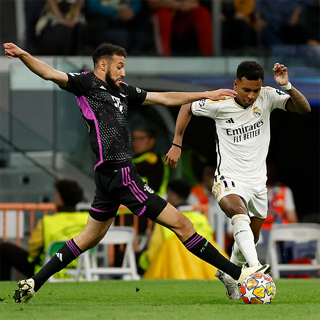누사이르 마즈라위(왼쪽)의 수비를 뚫어내고 있는 레알 마드리드 공격수 호드리구. 사진=AFP=연합뉴스 제공