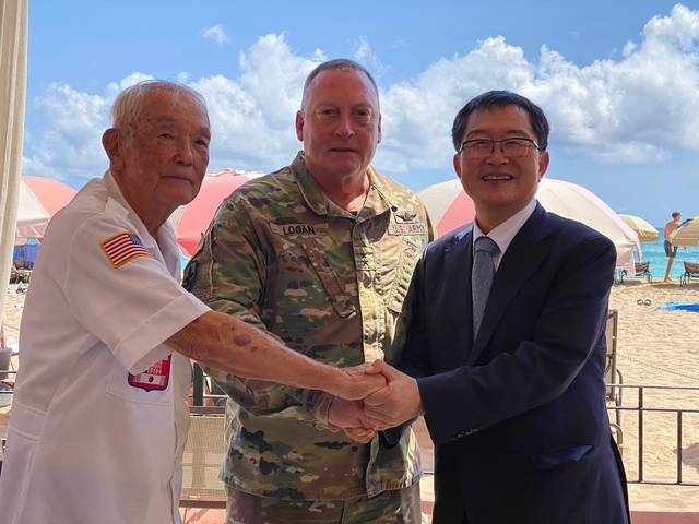 백승주(오른쪽) 전쟁기념사업회장이 지난 2일(현지시간) 화와이를 방문, 로버트 이모세(왼쪽) 한국전쟁기념재단 회장과 함께 스티븐 F. 로건(가운데) 하와이 주방위군사령관을 접견 후 기념사진을 촬영하고 있다. 전쟁기념사업회 제공