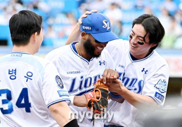 7일 오후 대구광역시 수성구 대구삼성라이온즈파크에서 진행된 '2025 프로야구 KBO리그 포스트시즌' 와일드카드 결정전 1차전 삼성라이온즈와 NC다이노스의 경기. 삼성 구자욱이 8회초가 끝난 뒤 디아즈와 재미있는 모습을 보이고 있다./마이데일리