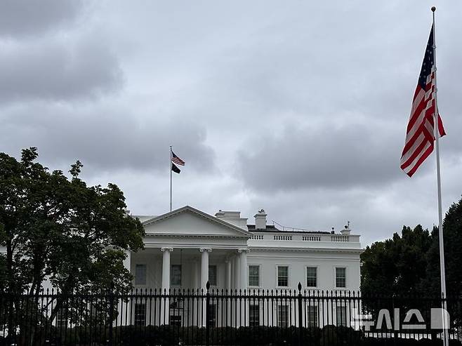 [워싱턴=뉴시스]지난달 21일(현지 시간) 미국 워싱턴DC 백악관 위에 먹구름이 드리워 있다. 2025.09.26.