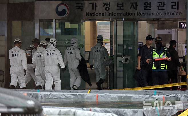 [대전=뉴시스] 강종민 기자 = 지난달 28일 국과수 요원들이 화재가 완진된 대전 유성구 국가정보자원관리원 화재현장으로 향하고 있다. 2025.09.28. ppkjm@newsis.com
