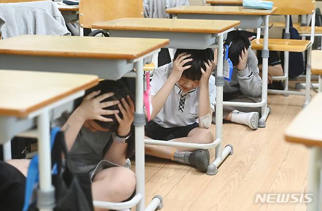 [수원=뉴시스] 지난 2023년 5월 15일 경기도 수원 권선구 소재 한 중학교에서 학생들이 지진 대피 교육을 받고 있는 모습. (사진=뉴시스 DB) 2023.05.15. photo@newsis.com **위 사진은 기사 내용과 직접적인 관련이 없음
