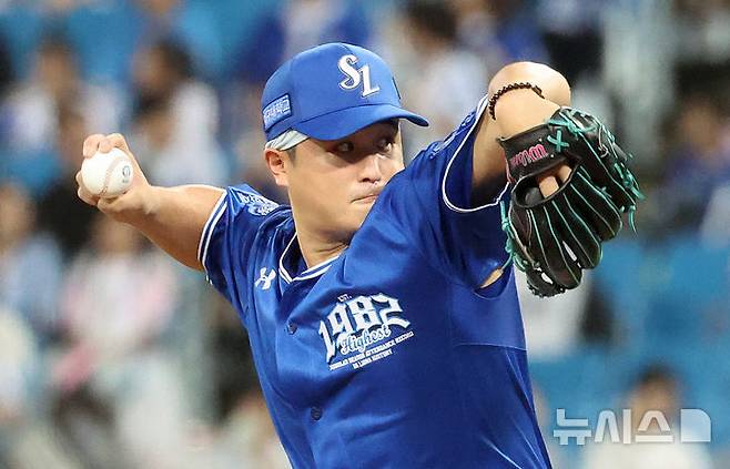 [대구=뉴시스] 이무열 기자 = 25일 대구 수성구 삼성라이온즈파크에서 열린 2025 신한 SOL 뱅크 KBO리그 키움 히어로즈와 삼성 라이온즈의 경기, 1회초 삼성 선발투수 최원태가 공을 던지고 있다. 2025.09.25. lmy@newsis.com