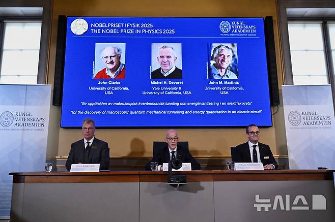 [스톡홀름=AP/뉴시스] 8일 스웨덴 스톡홀름 카롤린스카 연구소에서 열린 노벨상 회의에서 2025년 노벨화학상 수상자인 기타가와 스스무 일본 교토대 교수, 리처드 롭슨 호주 멜버른대 교수, 오마르 야기 미국 UC버클리 교수가 발표되고 있다. 2025.10.08.