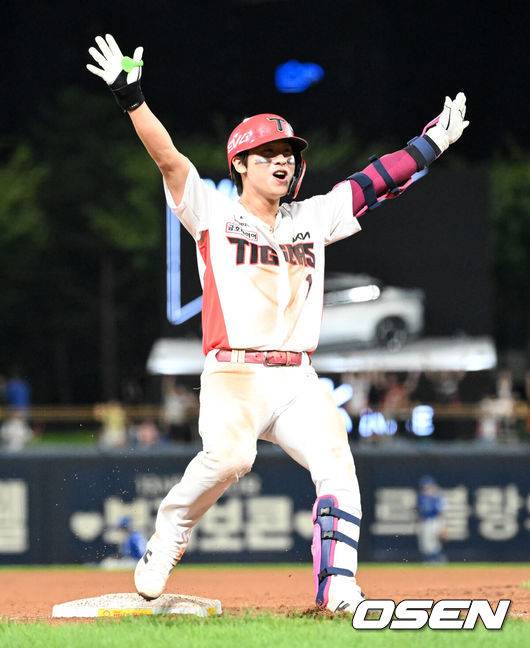 [OSEN=광주, 이대선 기자] 10일 오후 광주-기아 챔피언스필드에서 2025 신한 SOL Bank KBO리그 KIA 타이거즈와 삼성 라이온즈의 경기가 열렸다. KIA는 네일, 삼성은 가라비토를 선발 투수로 내세웠다. 8회말 무사 1,3루에서 KIA 박찬호가 우중간 2타점 적시 3루타를 치고 환호하고 있다. 2025.09.10 /sunday@osen.co.kr