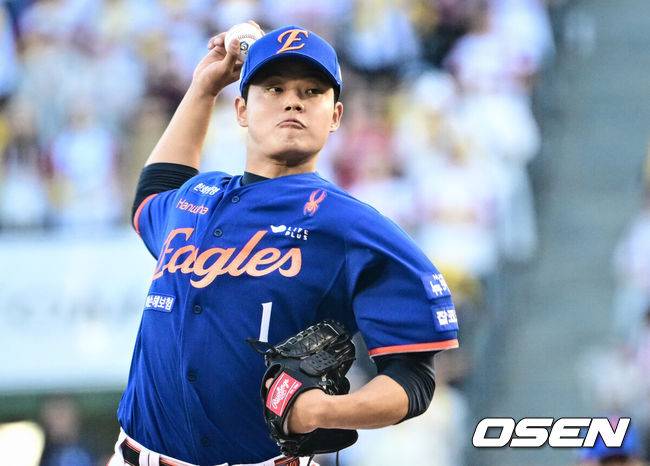 [OSEN=잠실, 조은정 기자]10일 오후 서울 잠실구장에서 ‘2025 신한 SOL Bank KBO리그’ LG 트윈스와 한화 이글스의 경기가 열린다.LG는 손주영, 한화는 문동주를 선발로 내세웠다.1회말 한화 선발 문동주가 역투하고 있다. 2025.08.10 /cej@osen.co.kr