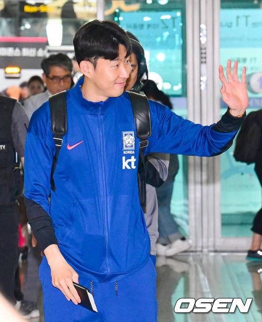 [OSEN=인천공항, 김성락 기자] 대한민국 축구 국가대표팀이 6일 오전 3시 15분(한국시간) 이라크와&nbsp;2026 국제축구연맹(FIFA) 북중미 월드컵 아시아 3차 예선 B조 경기를 치르기 위해 이라크 원정 출국길에 올랐다.한국은 B조에서 선두(4승 4무, 승점 16)를 달리고 있다. 2위는&nbsp;요르단(승점 13), 3위는 이라크(승점 12). 홍명보호는 남은 2경기에서 승점 1만 추가하면 11회 연속 본선 진출을 확정한다.축구대표팀 손흥민이 출국장으로 향하고 있다 .2025.06.02 / ksl0919@osen.co.kr