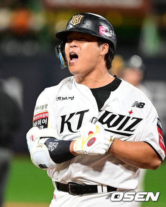 [OSEN=수원, 조은정 기자]3일 수원 KT위즈파크에서 ‘2025 신한 SOL Bank KBO리그’ KT 위즈와 한화 이글스의 시즌 최종전이 열렸다.KT가 오늘 경기를 승리하더라도 NC가 창원에서 SSG 랜더스를 제압하면 NC가 5위로 가을야구 막차를 탄다. KT가 5위가 될 수 있는 경우의 수는 총 3가지로, KT가 한화를 꺾고 NC가 SSG에 패하거나 무승부를 거두면 KT가 6년 연속 가을 무대를 밟는다. KT가 무승부를 거두고 NC가 패해도 5위는 KT의 차지다. 한화전을 내줄 경우 창원 경기 결과와 관계없이 가을야구 진출이 좌절된다.9회말 1사 1,3루에서 KT 강백호가 적시타를 날린 뒤 포효하고 있다. 2025.10.03 /cej@osen.co.kr