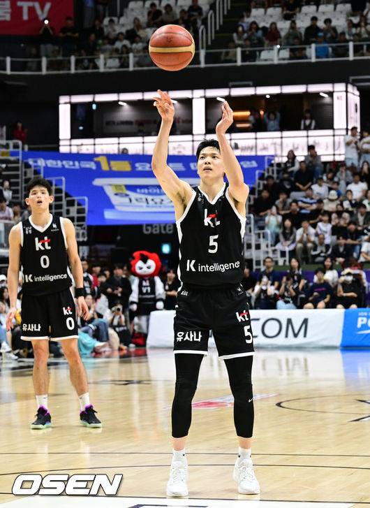 [OSEN=수원, 조은정 기자]수원 KT는 7일 수원 소닉붐아레나에서 열린 2025-2026 LG전자 프로농구 현대 모비스와 맞대결서 74-73으로 승리했다.&nbsp;이날 승리로 KT는 홈 2연승을 기록했다. 김선형은 9점-7어시스트, 하윤기가 18점-6리바운드, 아이재아 힉스는 16점-11리바운드 등을 기록하며 팀 승리를 이끌었다.&nbsp;연장 1차 KT 김선형이 자유투를 성공하고 있다. 2025.10.07 /cej@osen.co.kr