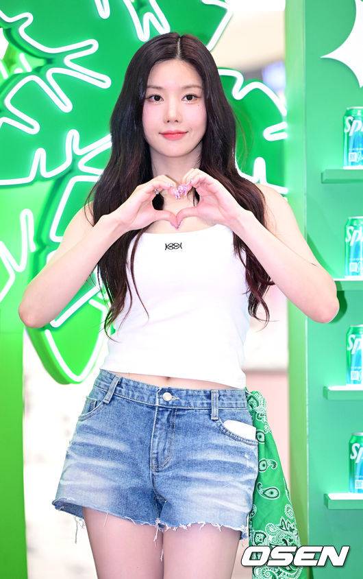 [OSEN=최규한 기자] 1일 오전 서울 여의도동 더현대 서울에서 ‘워터밤 2024 더현대 서울 팝업스토어’ 방문 행사가 열렸다.음료 써머 켐페인 모델로 팝업을 방문한 권은비는 써머퀸 답게 시원하고 긍정적인 에너지 발산하며 이목을 끌었다.가수 권은비가 행사에 참석해 포토타임을 하고 있다. 2024.06.01 / dreamer@osen.co.kr