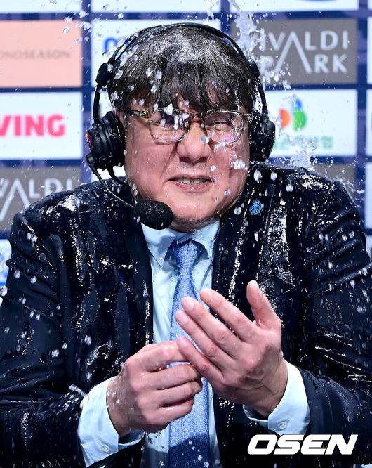 [OSEN=고양, 최규한 기자] 8일 오후 경기도 고양 소노 아레나에서 ‘2025-2026 LG전자 프로농구’ 고양 소노와 서울 SK의 경기가 열렸다.이날 경기는 홈팀 고양이 82-78로 승리하며 개막 첫 승을 거뒀다. 올 시즌 부임한 손창환 감독 또한 사령탑 첫 승의 기쁨을 맛봤다.경기를 마치고 첫 승을 거둔 소노 손창환 감독이 선수들에게 물세례를 받고 있다. 2025.10.08 / dreamer@osen.co.kr