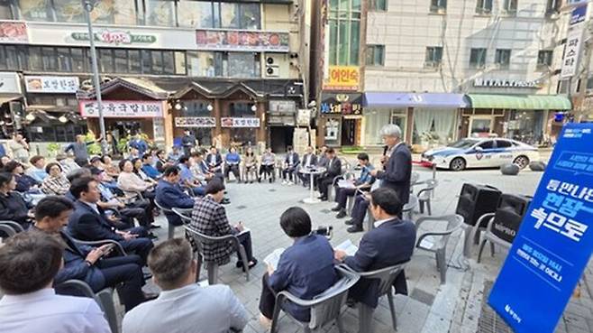 지난달 29일 부천역 피노키오광장에서 막장 유튜버 방송에 대처하기 위한 간담회가 열리고 있다.