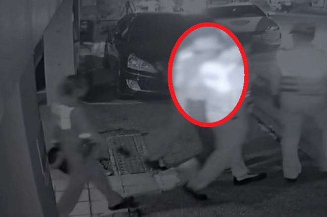 지난 4일 밤 서울 노원구의 한 자택에서 아내와 아들에 흉기를 휘두른 60대 남성이 경찰에 연행되는 모습. 채널A 보도화면 캡처