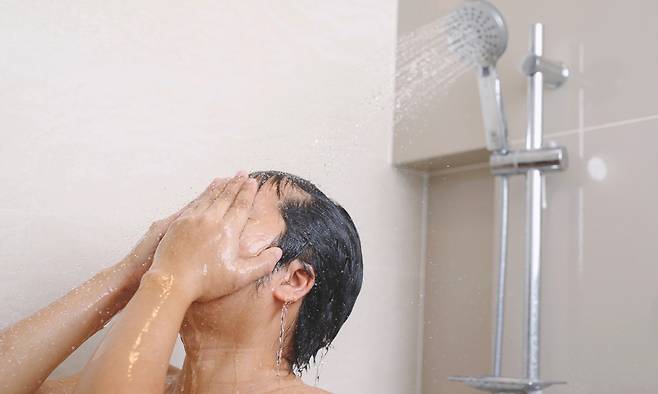 아침에 하는 샤워와 저녁에 하는 샤워의 장점이 각각 다르다는 연구 결과가 나와 눈길을 끈다. 게티이미지뱅크 제공