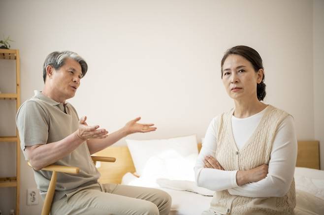 노인 부부 갈등 자료 이미지. 아이클릭아트