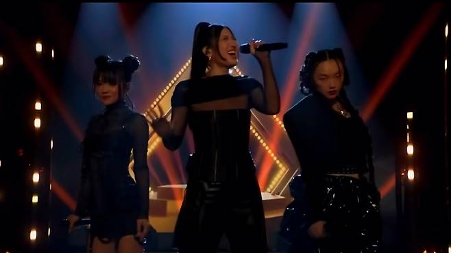 ‘더 투나이트 쇼 스타링 지미 팰런’에 출연한 가수 레이 아미(왼쪽부터), 이재, 오드리 누나. ‘더 투나이트 쇼 스타링 지미 팰런’ 캡처