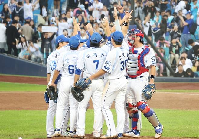 ‘승리의 삼성 라이온즈’ - 7일 대구 삼성라이온즈파크에서 열린 2025 KBO 포스트시즌 와일드카드 2차전 삼성 라이온즈와 NC 다이노스의 경기. 삼성 선수들이 승리한 뒤 기뻐하고 있다. 2025.10.7 대구 연합뉴스