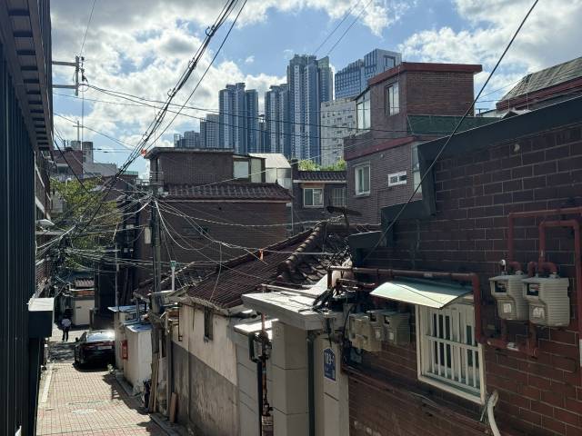 재개발이 진행 중인 전농8구역 다가구 주택 너머로 청량리 롯데타워가 보인다. 천민아 기자