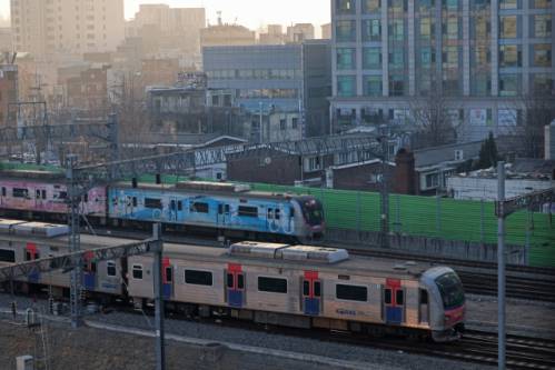 수도권 1호선 전철이 선로를 지나고 있다. 서울경제 DB