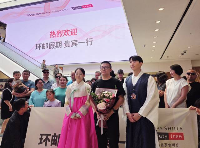 중국 단체관광객 무비자 입국 시행 첫날인 29일 서울 중구에 위치한 신라면세점 서울점에 방문한 중국인 단체 관광객들이 환영 행사에서 사진 촬영을 하고 있다. 사진 제공=신라면세점