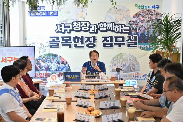 김이강 광주 서구청장이 지난 7월 16일 서구 풍암동에 ‘구청장과 함께하는 골목집무실’을 설치하고 골목형 상점가 현장 점검과 함께 상인들의 현장 목소리를 청취하고 있다. 사진 제공=광주 서구