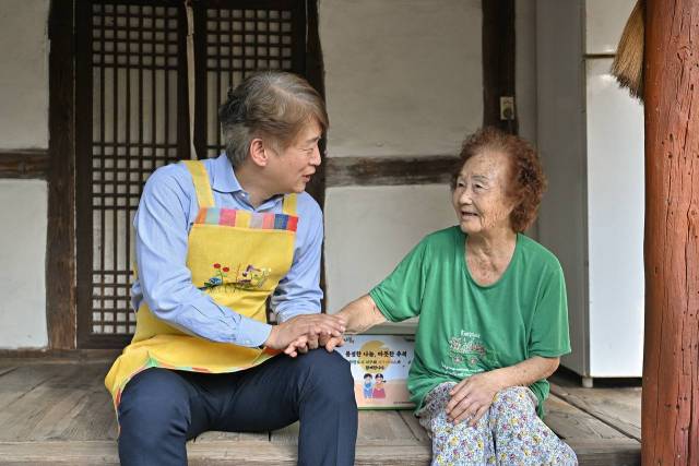 김이강(왼쪽) 광주 서구청장이 추석을 앞둔 지난달 30일 식혜, 약과 등 9종으로 구성된 명절 꾸러미를 관내 주민에게 전달하고 안부를 살피며 따뜻한 마음을 전했다. 서구아너스는 이날 1인 가구를 위한 ‘이웃 온(ON) 데이’를 열고 후원금 6300여만 원을 전달했다. 이번 행사는 명절 기간에 돌봄이 필요한 1인 가구에 지역사회가 함께 온정을 전하고 공동체 중심의 복지를 실현하기 위해 마련됐다. 김이강 서구 청장 페이스북 캡쳐