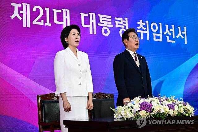 이재명 대통령 부부가 6월 4일 서울 여의도 국회에서 열린 취임선서에 앞서 애국가를 부르고 있다. 연합뉴스