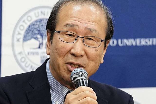 2025년 노벨화학상 수상자 3인 가운데 한 명인 기타가와 스스무 일본 교토대 교수가 8일 오사카 교토대에서 수상 소감을 밝히고 있다. AP연합뉴스