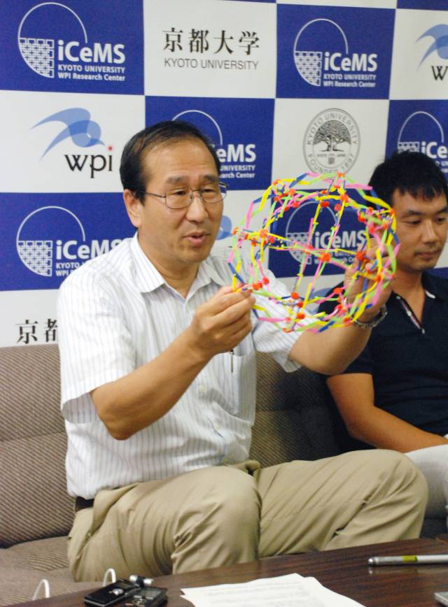 올해 노벨화학상을 공동 수상한 기타가와 스스무 교수가 2011년 8월 일본 교토대에서 분자 구조를 설명하는 모습. EPA연합뉴스